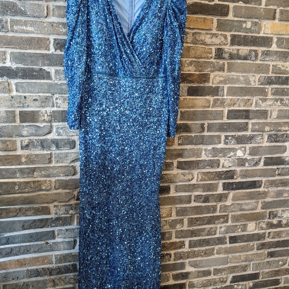 Puff shoulder sequence gown size 10 - Picture 7 of 8